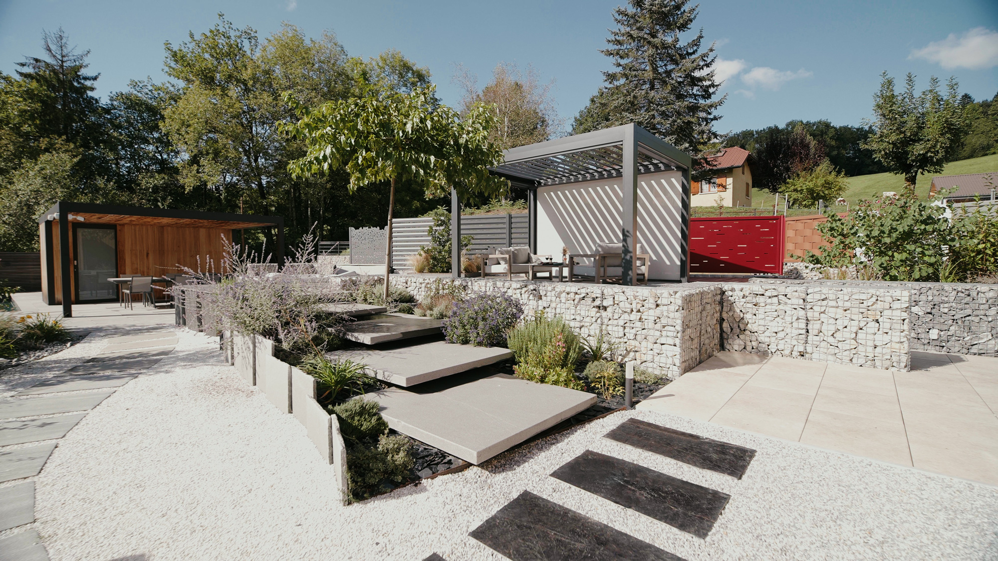showroom-escalier-pergola-bioclimatique-exposition Immersion dans le showroom d'ID Jardins, paysagiste près d'Annecy en Haute-Savoie