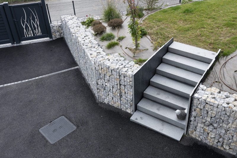 Escalier-bloc-marche-granite-soutenement