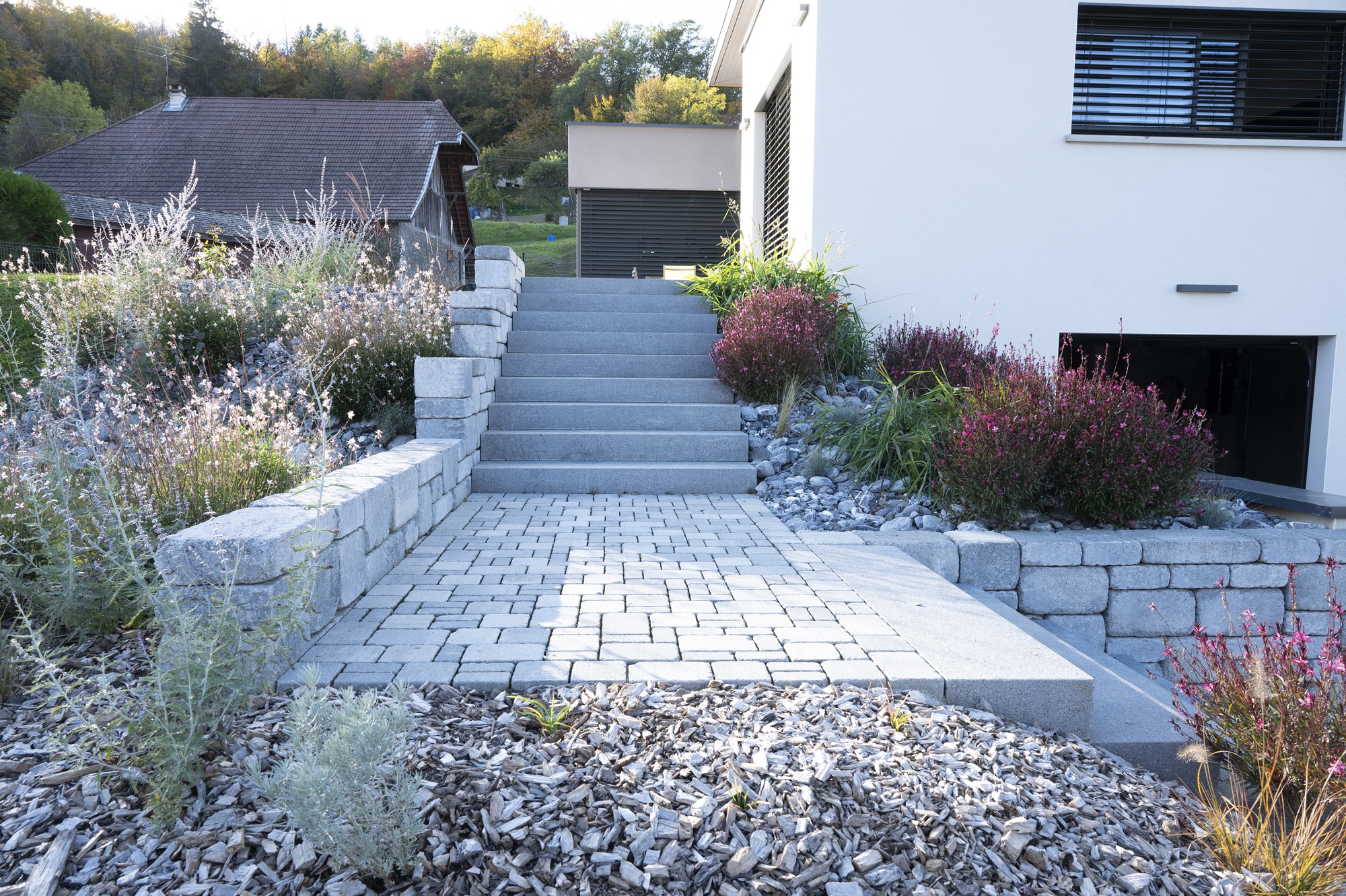 amenagement-entree-escalier-granit-plantations-bimuro Aménagement d'une entrée avec un escalier en pierre naturelle, un mur en bi-muro et de la végétation