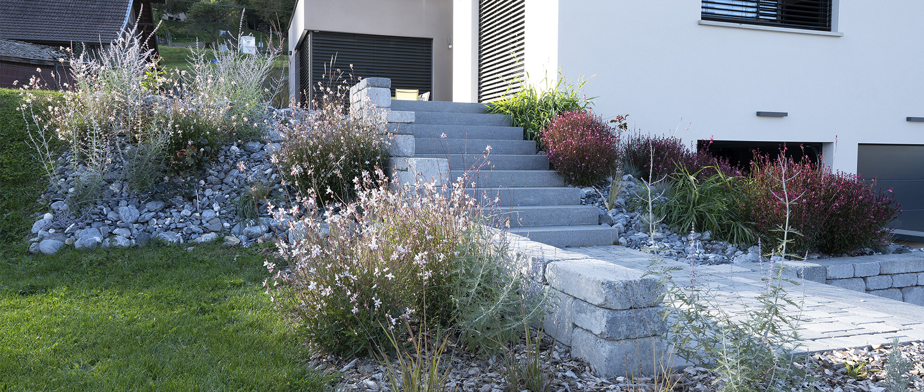 amenagement-paysager-escalier-granit-bimuro-entree-maison Un aménagement minéral et végétal pour repenser l'entrée de nos clients avec escaliers en pierre naturel réalisé par ID Jardins