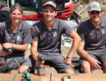 Photo d’équipe de nos graines de talent sur un chantier avec le sourire