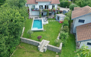 aménagement du jardin avec soutènement, piscine naturelle et terrasse