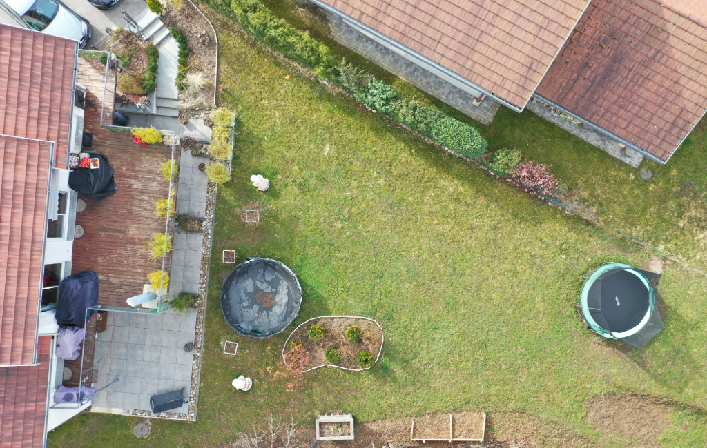amenagement-jardin-piscine-naturelle-soutenement-gabions-5-vue-aerienne-jardin-avant-realisation vue aérienne jardin avant réalisation aménagement paysager
