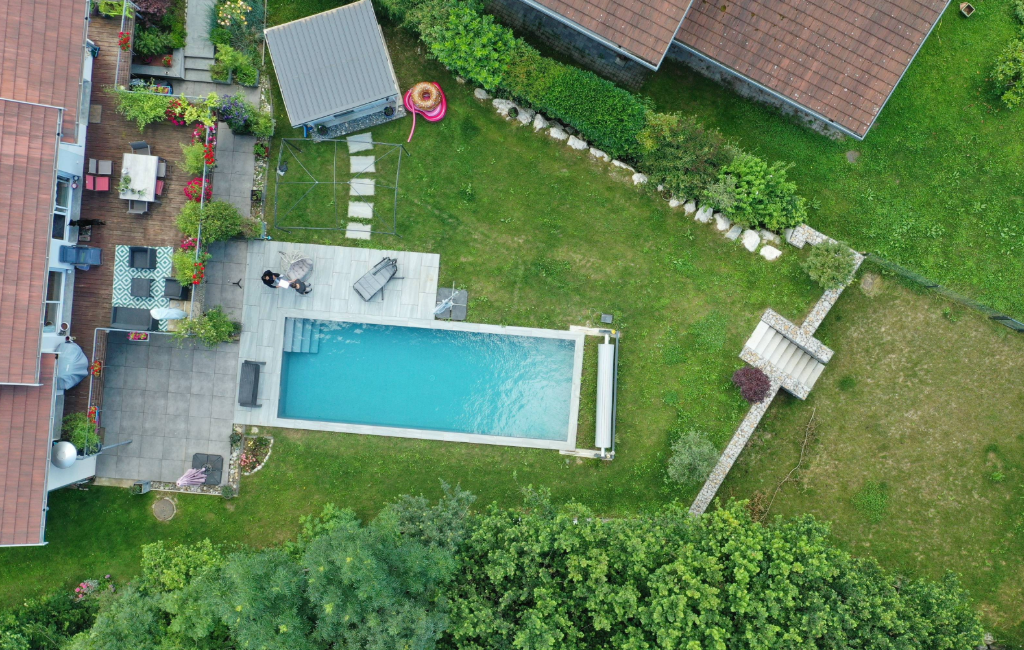 amenagement-jardin-piscine-naturelle-soutenement-gabions-6-vue-aerienne-jardin-apres-realisation vue aérienne d'un aménagement du jardin avec soutènement, piscine naturelle et terrasse