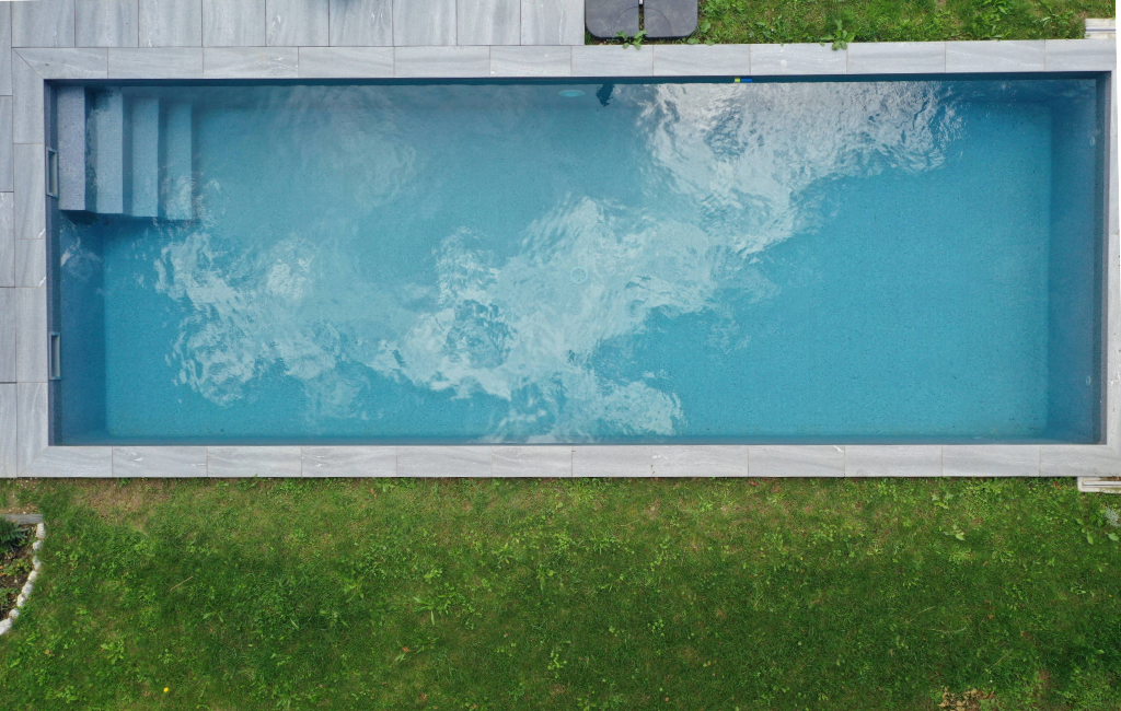 amenagement-jardin-piscine-naturelle-soutenement-gabions-7-Piscine naturelle margelle plage piscine zoom sur la piscine naturelle d'ID Jardins