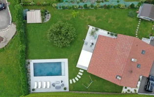 Vue aérienne d'un aménagement paysager global réalisé par ID Jardins paysagiste près d'Annecy