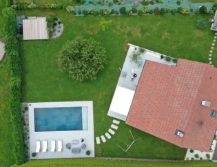 Vue aérienne d'un aménagement paysager global réalisé par ID Jardins paysagiste près d'Annecy