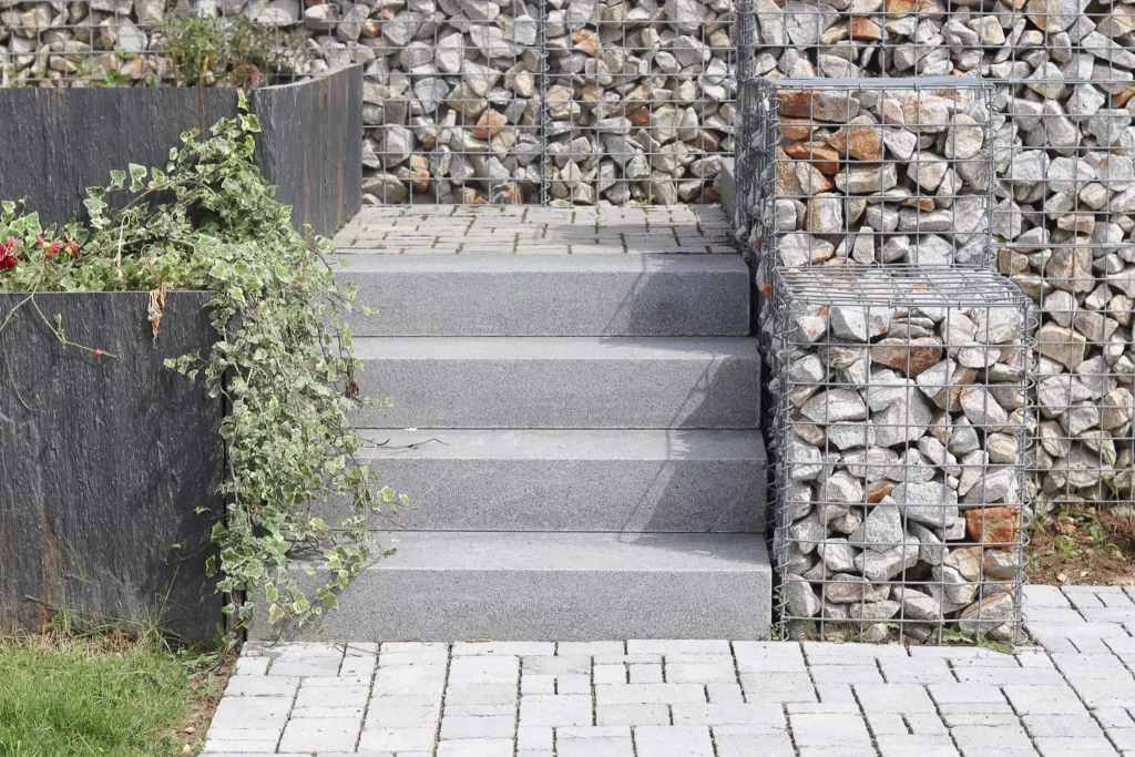 escalier-granit-soutenement-gabions-ardoise-idjardins-paysagiste