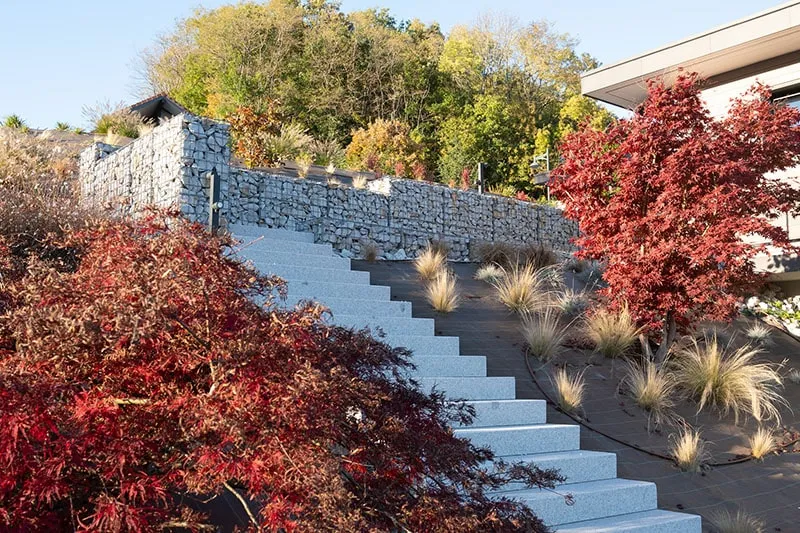 paysagiste-annecy-amenagement-exterieur-escalier-terrain-pente-plantations-id-jardins