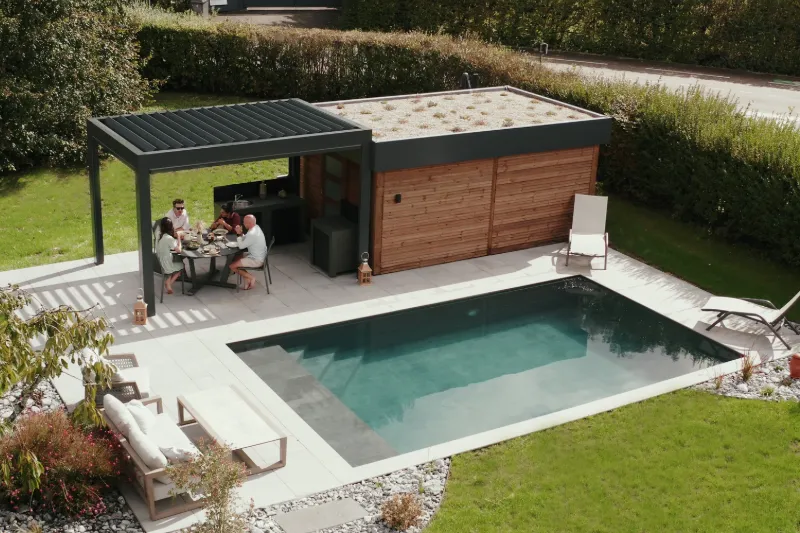paysagiste-annecy-amenagement-exterieur-id-jardins-piscine-naturelle-pergola-bioclimatique-terrasse-gres-cerame