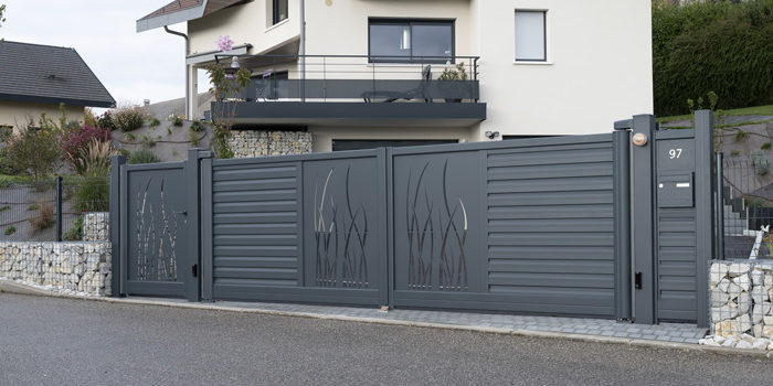 amenagement-entree-portail-aluminium-gabions Aménagement d'une entrée avec un portail électrique en aluminium, clôture sur gabions