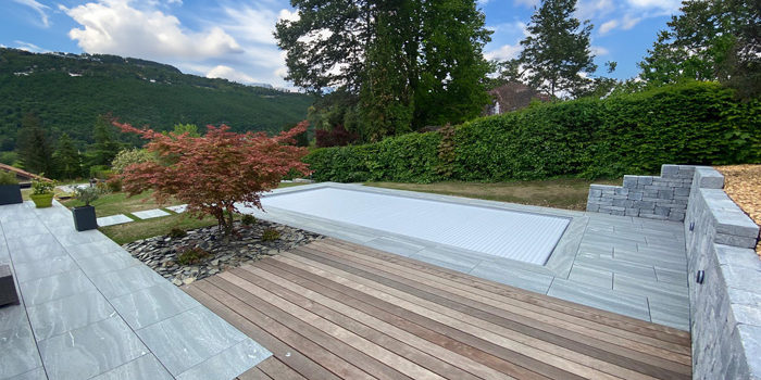 terrasses-bois-gres-cerame-bimuro-autour-piscine Aménagement autour d'une piscine avec terrasse, pas japonais, bi-muro et jeux de lumière