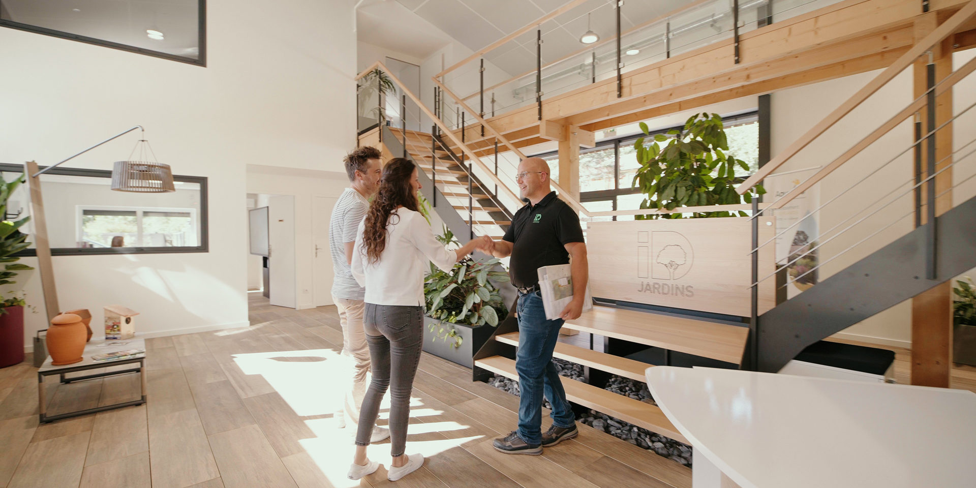 paysagiste-annecy-amenagement-exterieur-accueil client Accueil des clients dans les locaux d’ID Jardins à Annecy pour un projet d’aménagement paysager